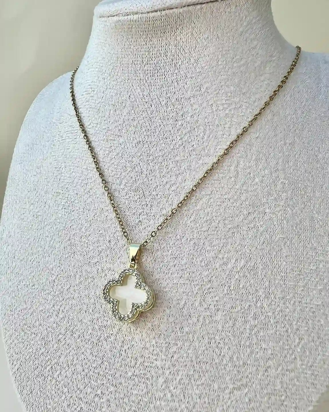 KIRA || Collar Trébol Beige