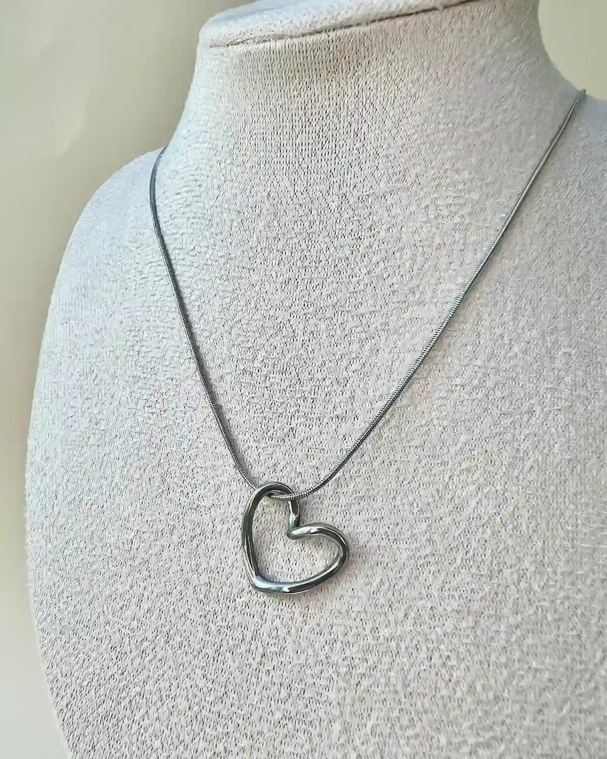 LOVEA || Collar con Corazón Plateado