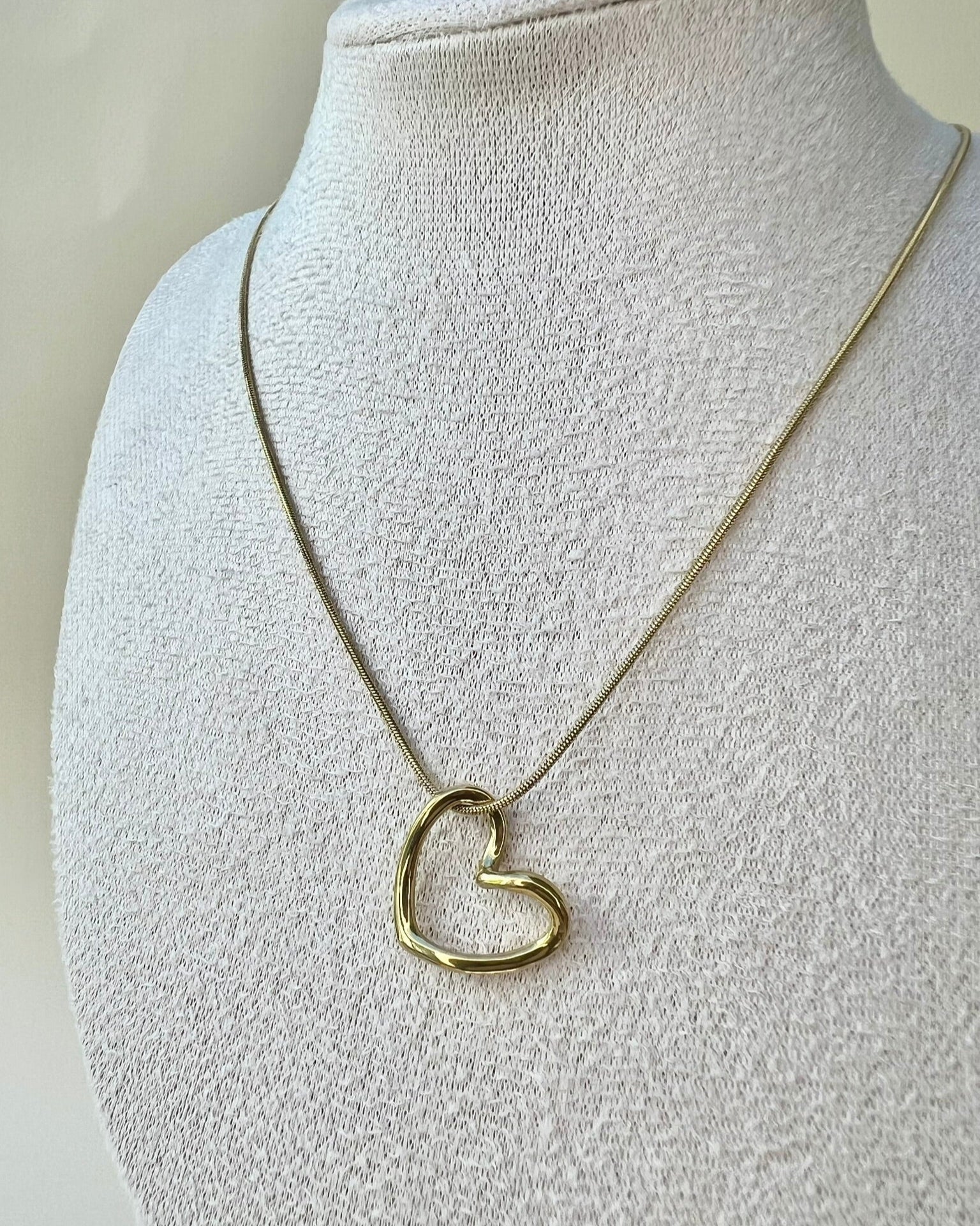 LOVEA || Collar con Corazón Oro
