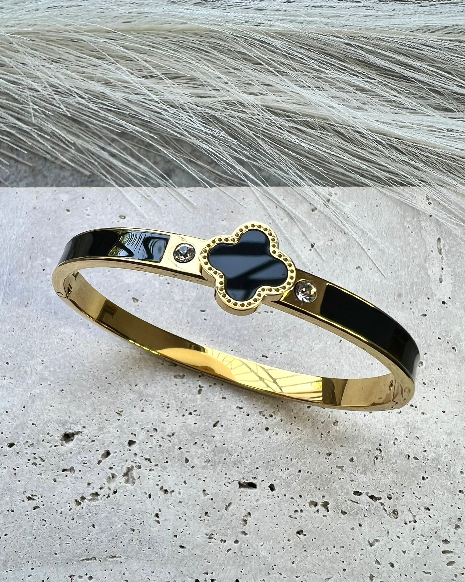 NYX || Brazalete Negro