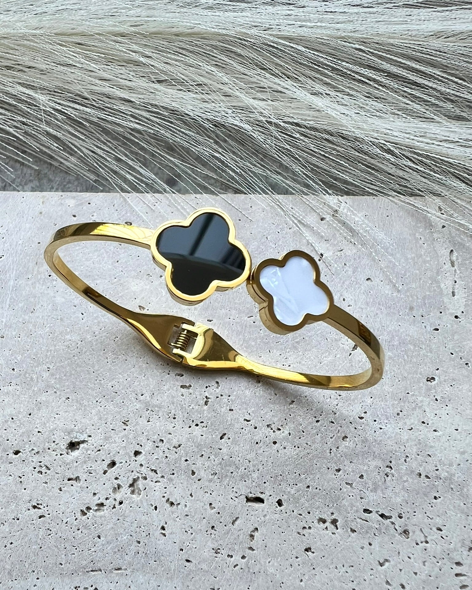 DITA || Brazalete doble trébol