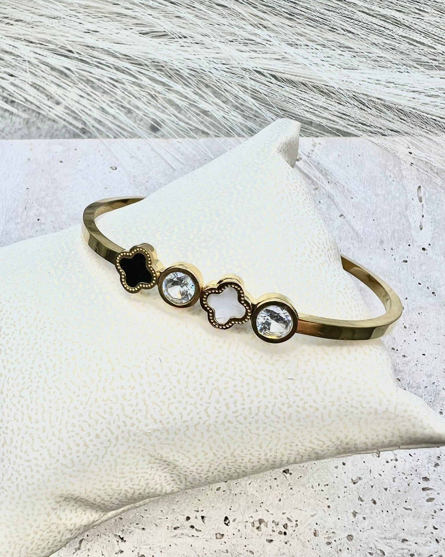 YARA || Brazalete con Tréboles