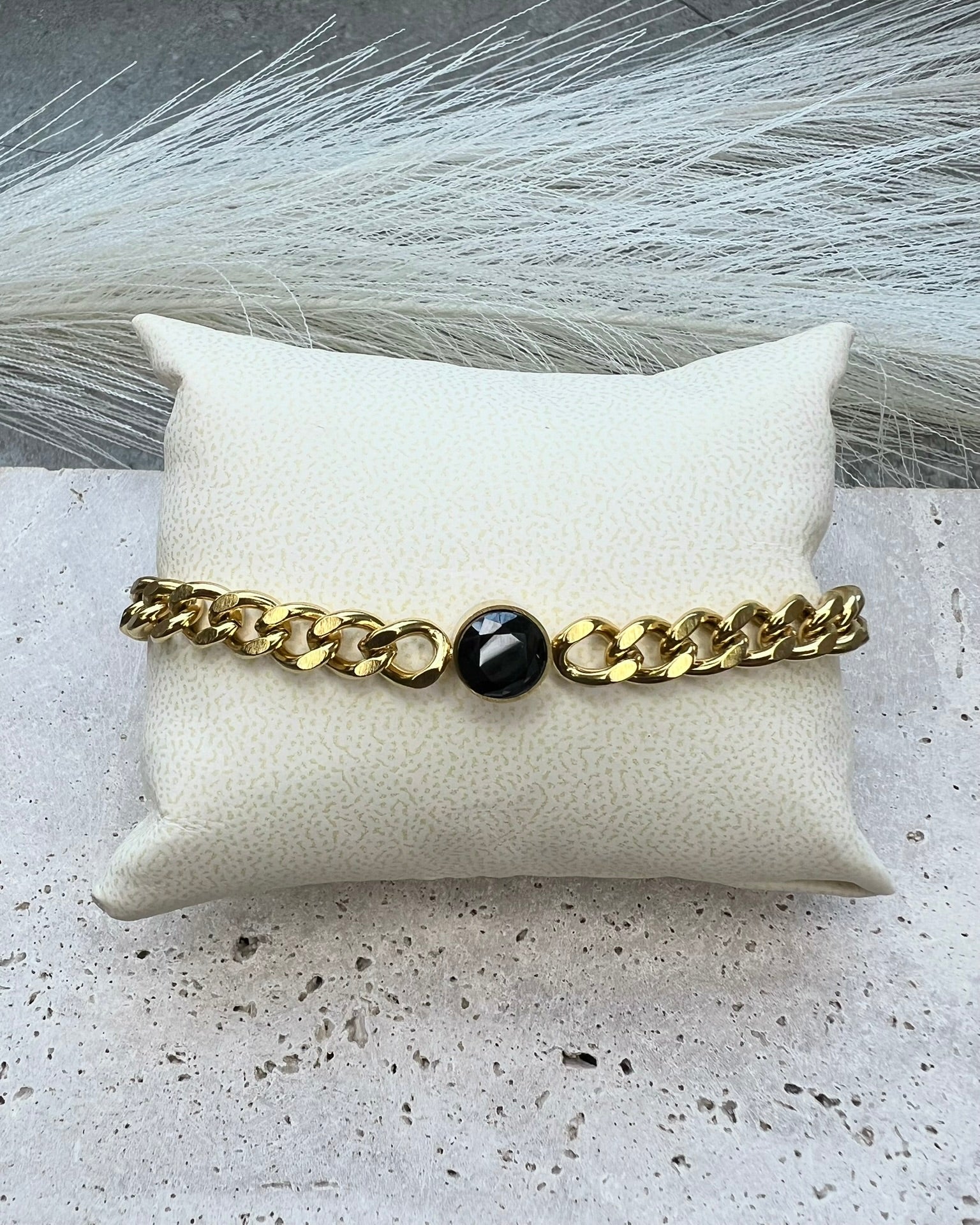 LUCY || Pulsera con Piedra Negra