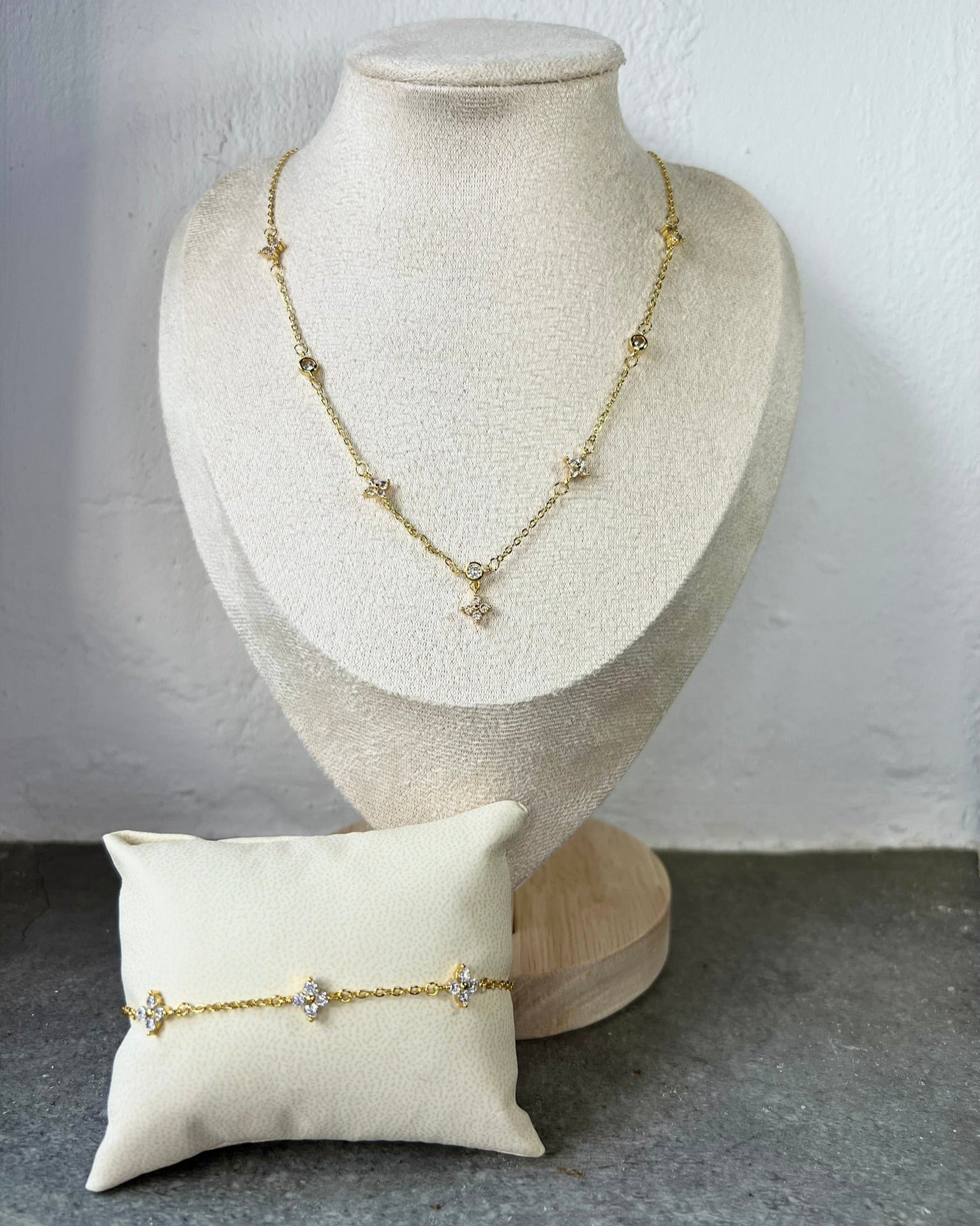AURA || Collar Tréboles Circonia Oro