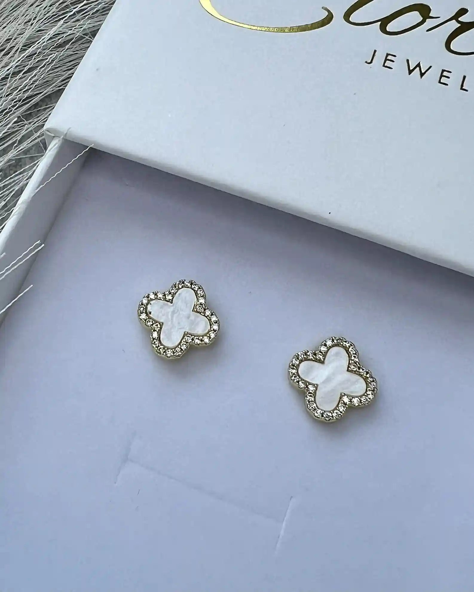 KIRA || Pendientes Trébol Beige