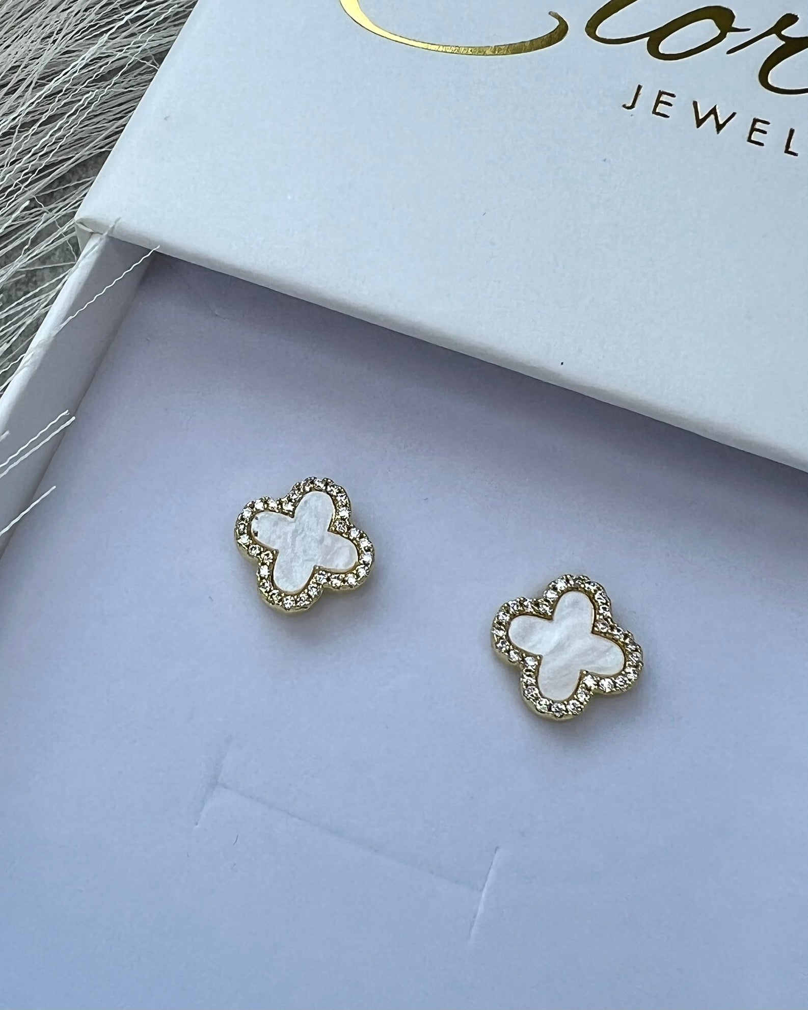 KIRA || Pendientes Trébol Beige